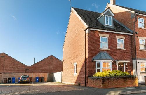 Long Eaton House | Comfortable 4 Bed Modern Townhouse with Parking