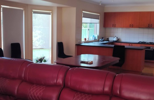 Point Cook House | Comfortable 5 Bedroom House Point Cook