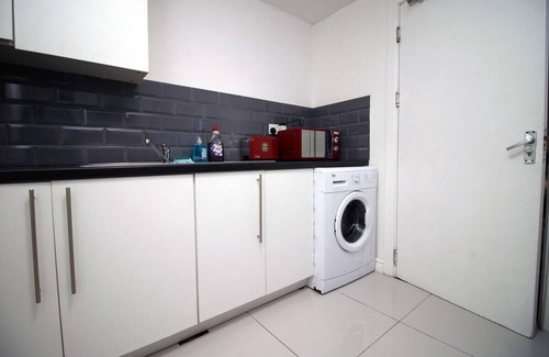 Castle Apartment | Comfortable 5-Bedroom Home free parking