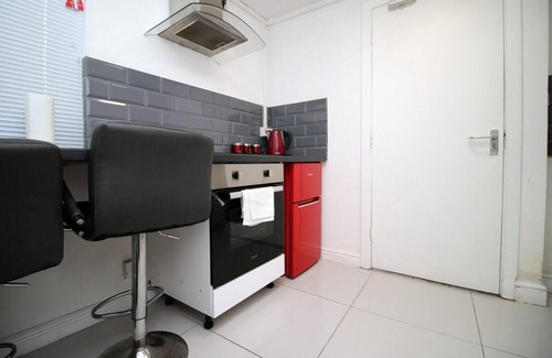 Castle Apartment | Comfortable 5-Bedroom Home free parking