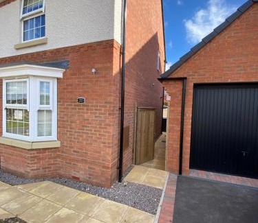 Grantham House | Comfortable 5-Guests Abode - In Quiet Village