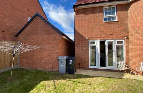 Grantham House | Comfortable 5-Guests Abode - In Quiet Village