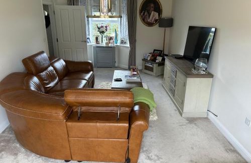 Grantham House | Comfortable 5-Guests Abode - In Quiet Village