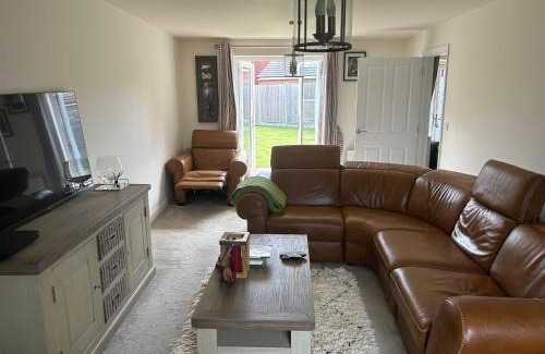 Grantham House | Comfortable 5-Guests Abode - In Quiet Village