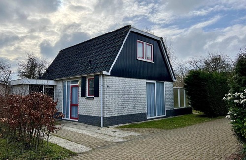 Sint Maartensvlotbrug House | Comfortable 6-person holiday home in Campanula Park, 3 bedrooms, WiFi, close to beach, forest and dunes