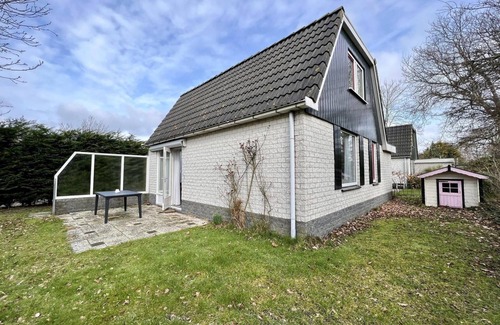 Sint Maartensvlotbrug House | Comfortable 6-person holiday home in Campanula Park, 3 bedrooms, WiFi, close to beach, forest and dunes