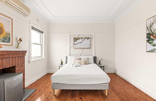 Padstow House | Comfortable & Affordable Stay in Padstow - Queen Room Retreat - Shared Bathroom