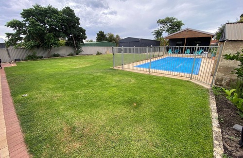 Australind House | Comfortable and charismatic large 5 Bed family home