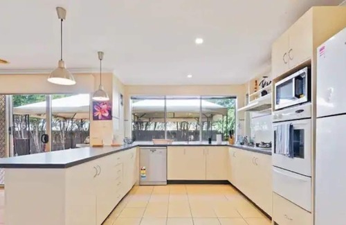 Tarneit House | Comfortable and Cozy Tarneit Large Family Home w/ BBQ