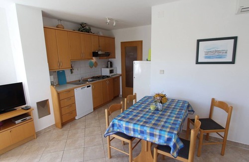 Tribulje Apartment | Comfortable and economical apartment with private parking on the island of Krk