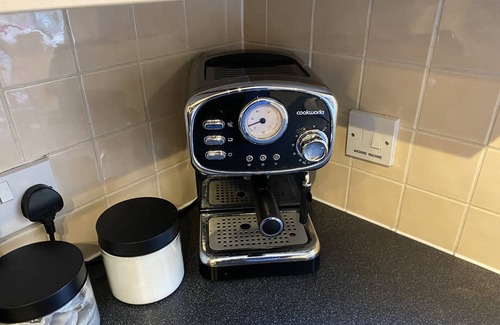 Norwich House | Comfortable and great location. Norwich townhouse. 5 mins to the airport.