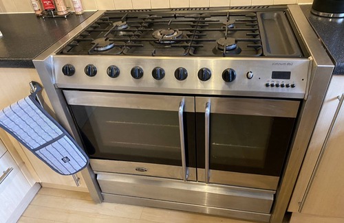 Norwich House | Comfortable and great location. Norwich townhouse. 5 mins to the airport.