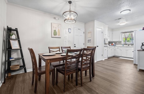 Dothan House | Comfortable and Spacious Home in Dothan w/4 TV's - Sunroom - 4 Beds - King Bed