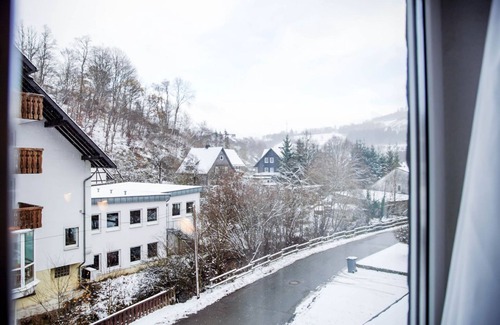 Zueschen House | Comfortable and versatile room -perfect for relaxation, work and exchange