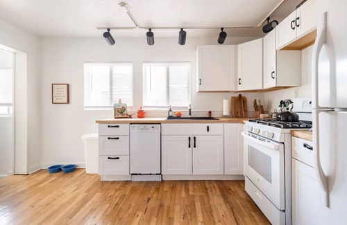 Nob Hill House | Comfortable Beds+Work Space+Fenced Yard+Full Kitchen+Fire pit+Cookies