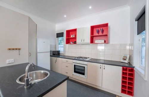 Ballarat East House | Comfortable Black Hill Cottage