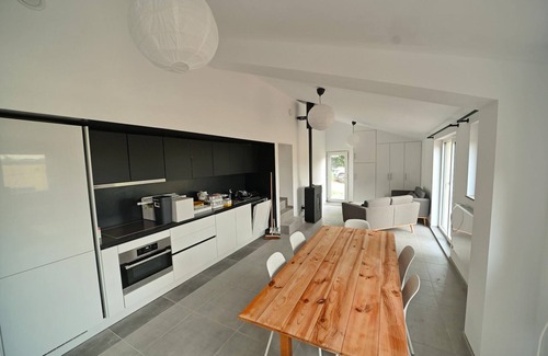 Virton House | Comfortable bungalow near Lake Rabais