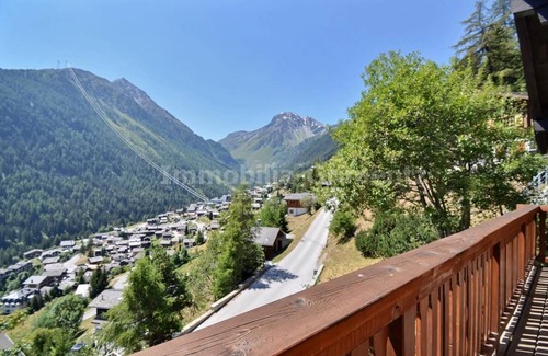 Grimentz Ski Chalet | Comfortable chalet on 2 levels for 7 people, living room with fireplace, kitchen area with dishwashe