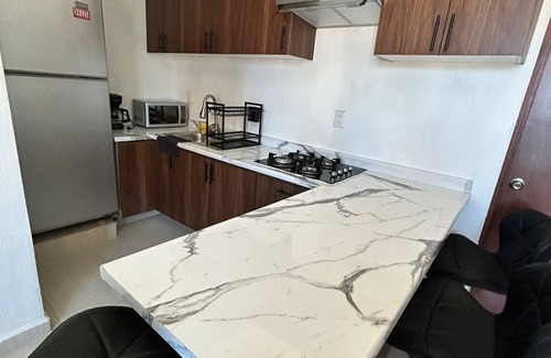 Zona Minerva Apartment | Comfortable Colonia Americana apartment, on one of the main avenues