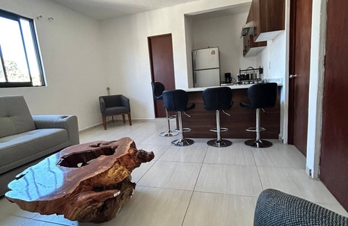 Zona Minerva Apartment | Comfortable Colonia Americana Apartment, on one of the Main Avenues