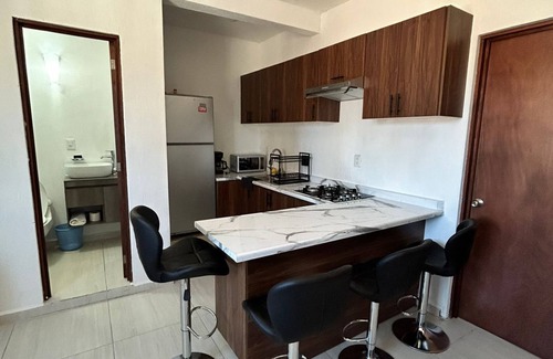 Zona Minerva Apartment | Comfortable Colonia Americana Apartment, on one of the Main Avenues