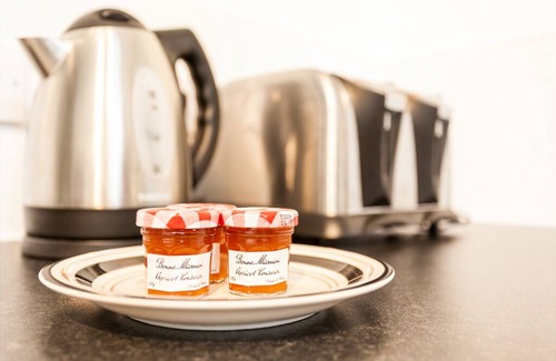 Crawley House | Comfortable contractor/family house Gatwick: sleeps 6+