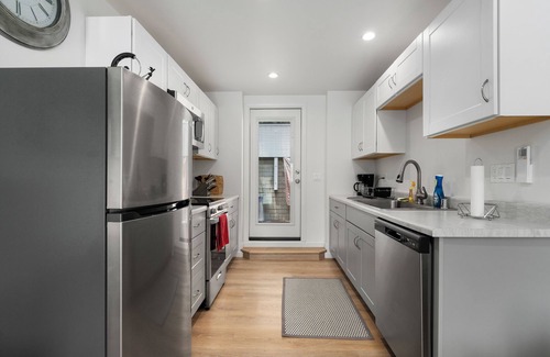 Redondo Beach Cottage | Comfortable cottage 1 mile from the beach