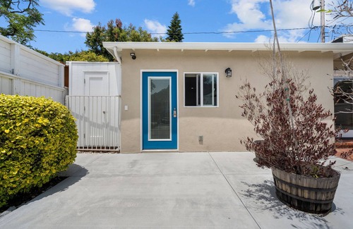 Redondo Beach Cottage | Comfortable cottage 1 mile from the beach