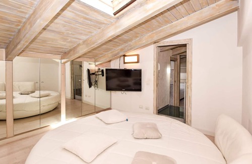 Ostia Antica House | Comfortable cottage with outdoor jacuzzi.
