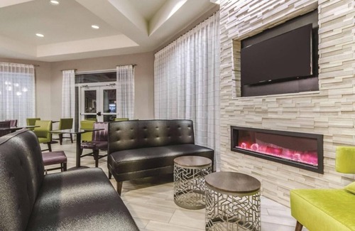Grand Junction Hotel | Comfortable Double Room at La Quinta Inns & Suites, Pool, Near Redlands Mesa