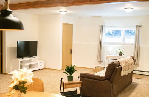 College House | Comfortable Duplex in Nature - Minutes to Town