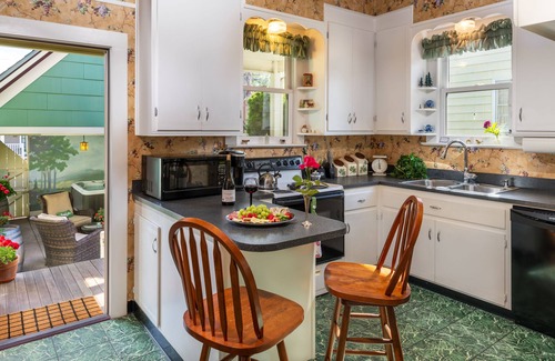 Newberg House | Comfortable Elegance in the Heart of Downtown Newberg