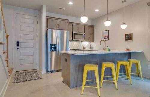 Greenwood House | Comfortable Home for 10 in East Nashville