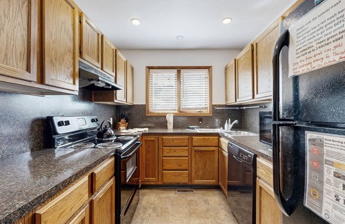Fall River Estates Condo | Comfortable home with breathtaking mountain views and high-speed WiFi