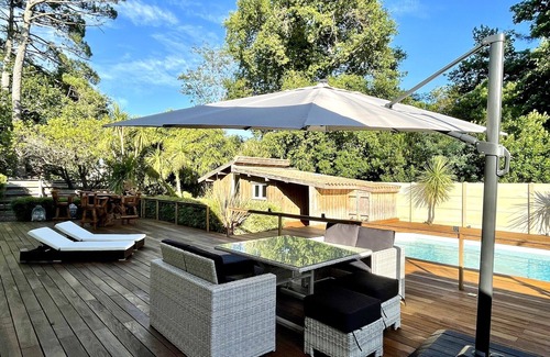 Claouey Cottage | Comfortable house with heated pool + huge terrace a few steps from the bay beach
