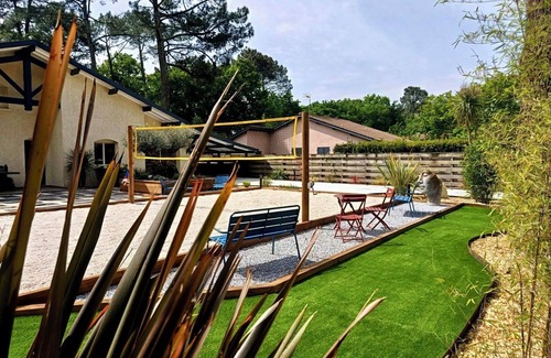 Claouey Cottage | Comfortable house with heated pool + huge terrace a few steps from the bay beach