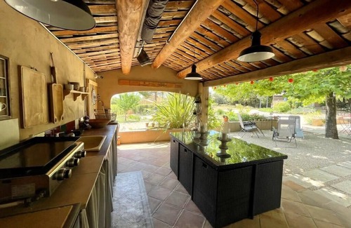 La Barben Villa | Comfortable house with large garden and jacuzzi