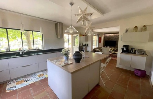 La Barben Villa | Comfortable house with large garden and jacuzzi