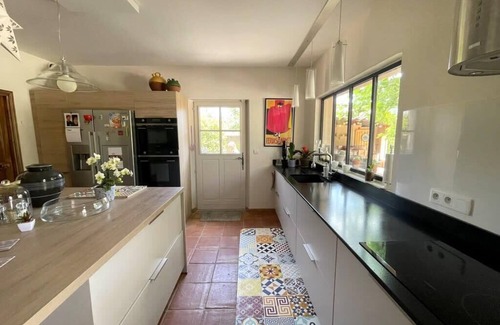 La Barben Villa | Comfortable house with large garden and jacuzzi