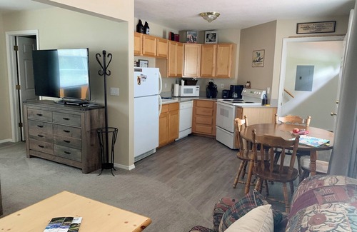 Bozeman Cottage | Comfortable King suite close to Bozeman airport, downtown, MSU. Dog friendly!