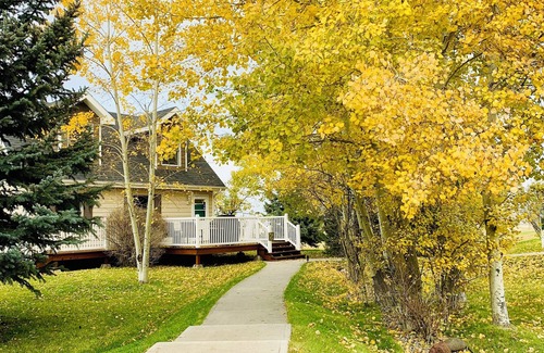 Bozeman Cottage | Comfortable King suite close to Bozeman airport, downtown, MSU. Dog friendly!