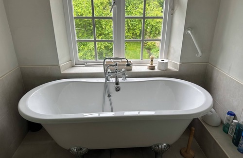 Pottersbury House | Comfortable luxury, swimming pool and gym, near Silverstone Circuit and Althorp.