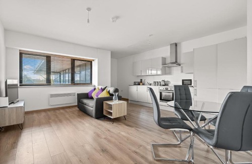 Swindon Apartment | Comfortable Modern Apartment in Swindon, FREE parking sleeps up to 5