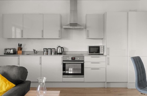 Swindon Apartment | Comfortable Modern Apartment in Swindon, FREE parking sleeps up to 5