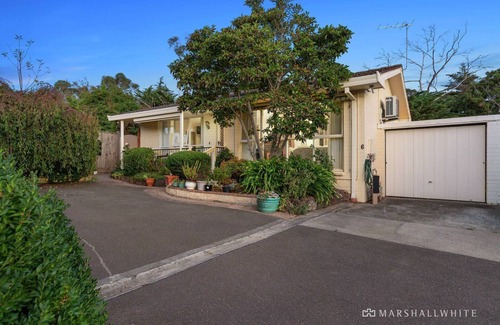 Mount Eliza House | Comfortable private Townhouse within walking distance to restaurants and beaches
