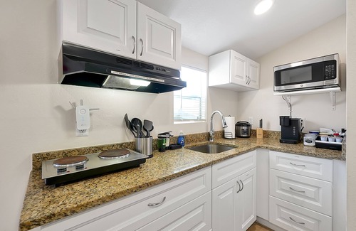 Bearss Plaza Apartment | Comfortable private room for two in Tampa: Villa Romantic.