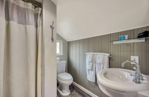Calistoga Hotel | Comfortable Queen Getaway. Free Parking Near Top Downtown Calistoga Attractions!
