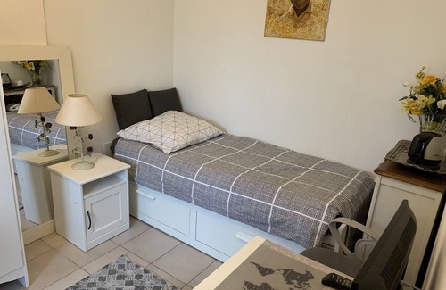 Vaulx-en-Velin Bed & Breakfast | Comfortable room for 3 people