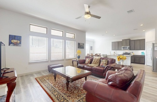 League City House | Comfortable, spacious home close to shopping in a quiet neighborhood