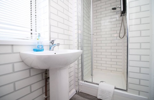 Cwmbrwla Apartment | Comfortable Studio Near City Centre, Free Parking